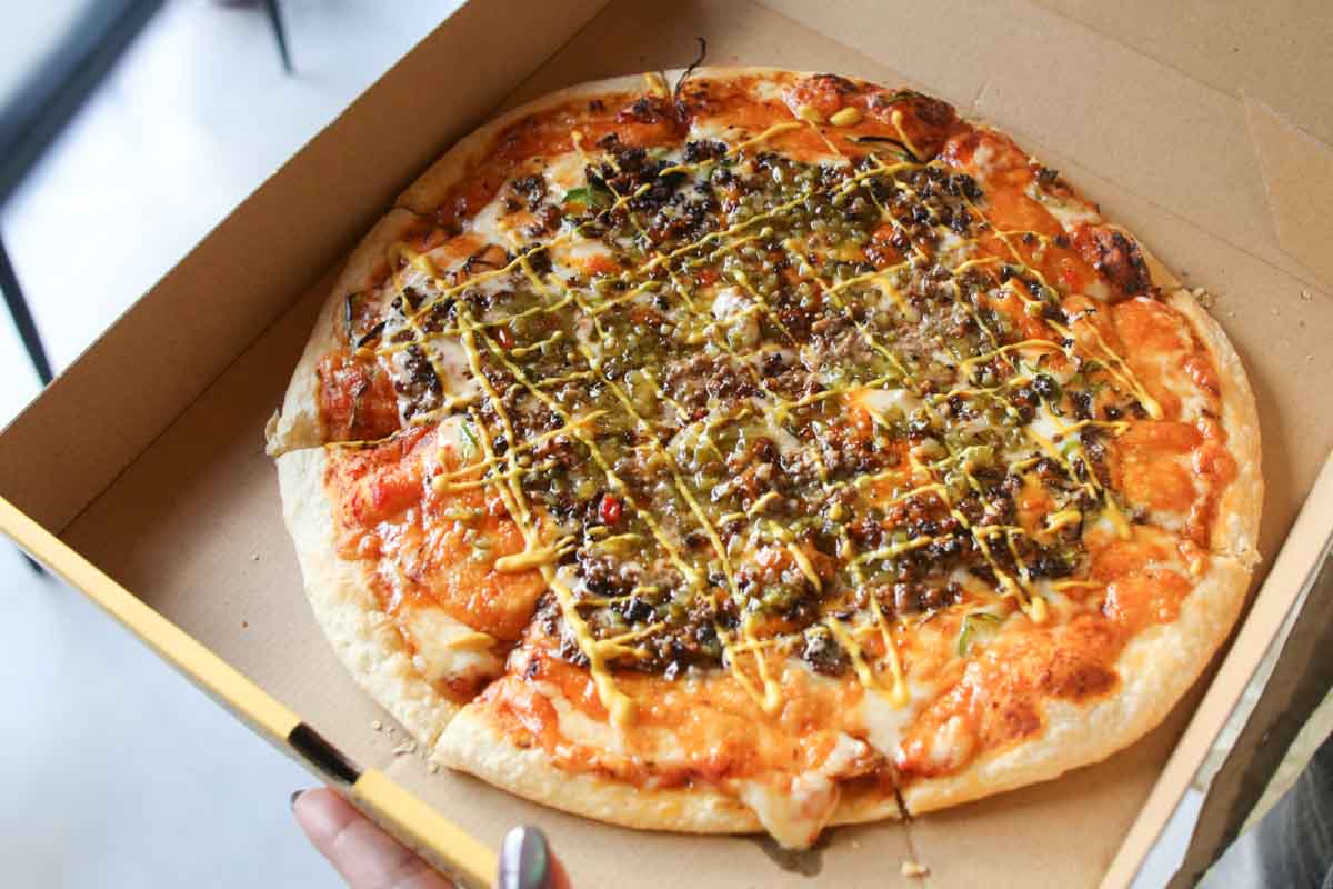 本場ニューヨークのストリート感満載！「チルピザ 那覇店」の豪快チーズバーガー風ピザ＆もっちりタコスがうますぎる（那覇市）