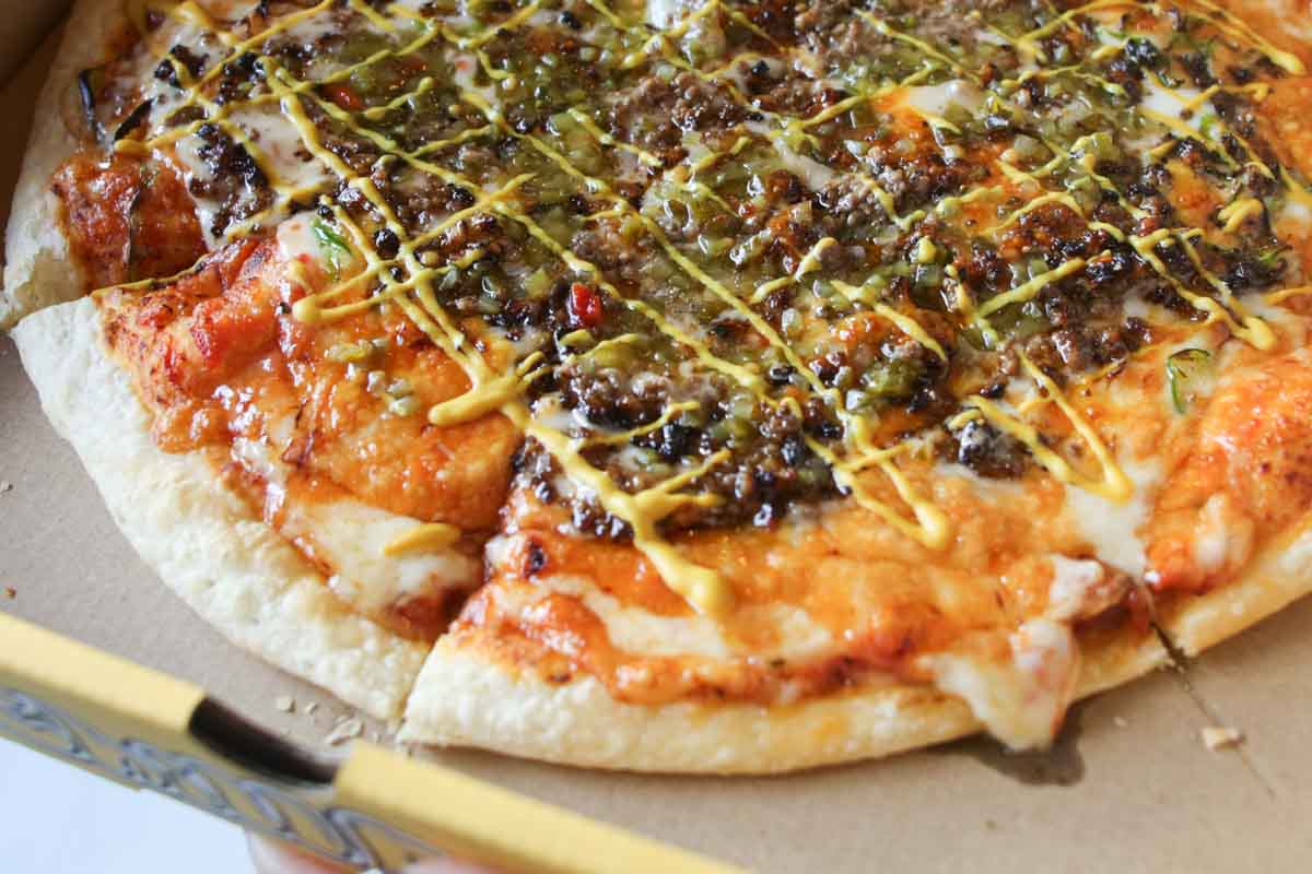 本場ニューヨークのストリート感満載！「チルピザ 那覇店」の豪快チーズバーガー風ピザ＆もっちりタコスがうますぎる（那覇市）