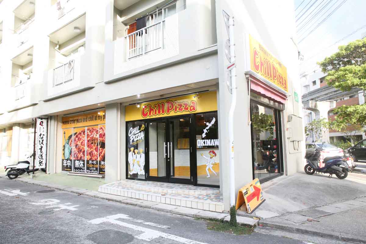 本場ニューヨークのストリート感満載！「チルピザ 那覇店」の豪快チーズバーガー風ピザ＆もっちりタコスがうますぎる（那覇市）