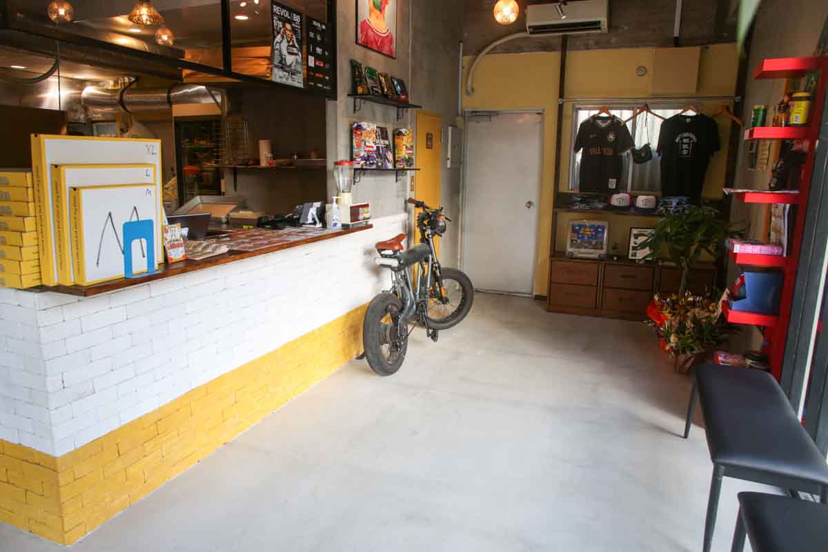 本場ニューヨークのストリート感満載！「チルピザ 那覇店」の豪快チーズバーガー風ピザ＆もっちりタコスがうますぎる（那覇市）