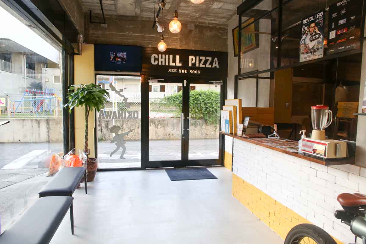 本場ニューヨークのストリート感満載！「チルピザ 那覇店」の豪快チーズバーガー風ピザ＆もっちりタコスがうますぎる（那覇市）