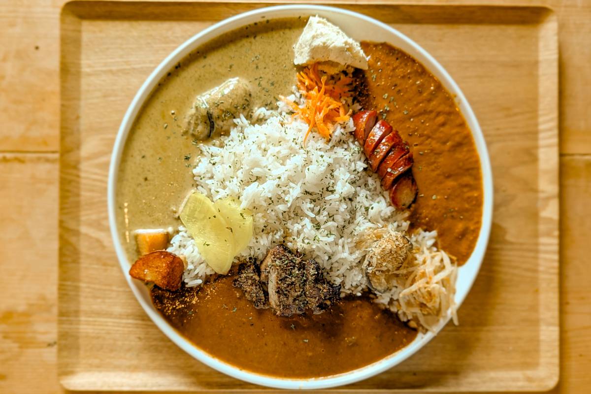 自家製燻製トッピングが決め手の極上スパイスカレー！「クンセイカレー部」（沖縄市）
