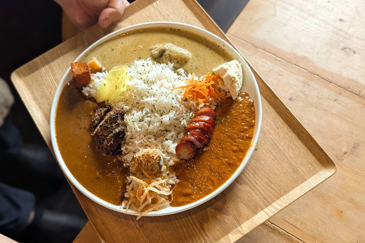 自家製燻製トッピングが決め手の極上スパイスカレー！「クンセイカレー部」（沖縄市）