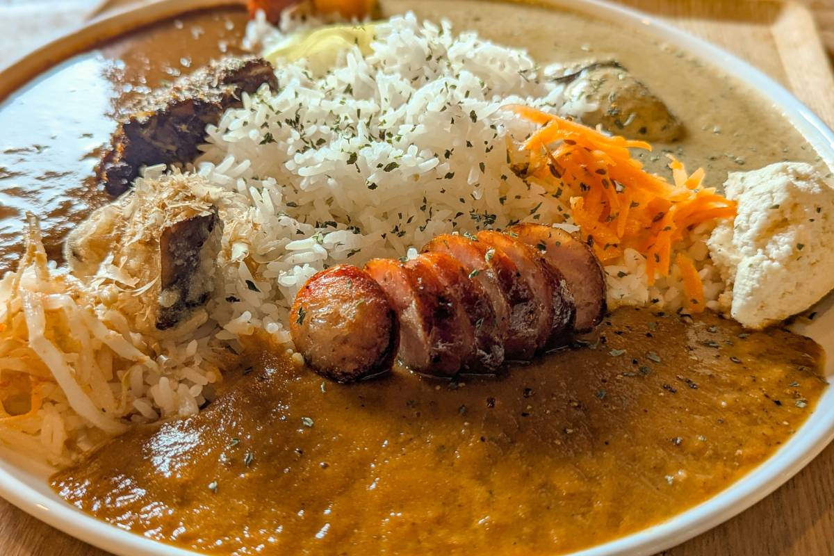 自家製燻製トッピングが決め手の極上スパイスカレー！「クンセイカレー部」（沖縄市）