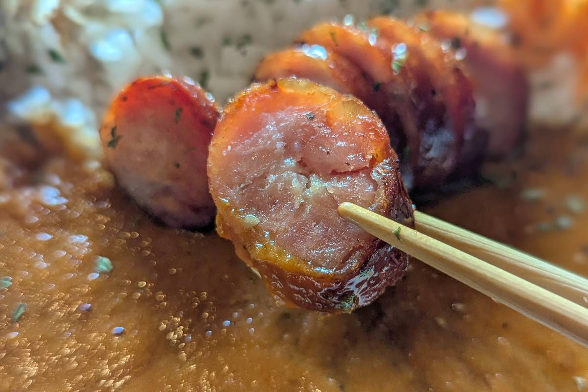 自家製燻製トッピングが決め手の極上スパイスカレー！「クンセイカレー部」（沖縄市）