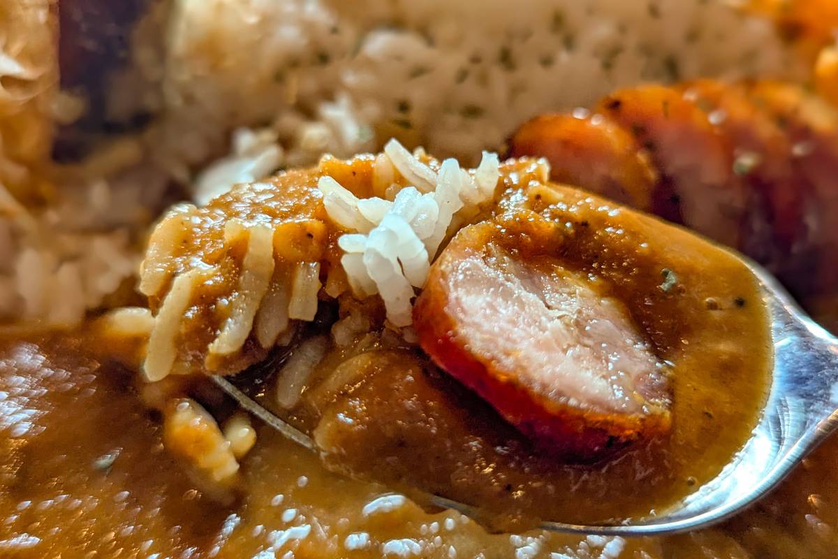 自家製燻製トッピングが決め手の極上スパイスカレー！「クンセイカレー部」（沖縄市）