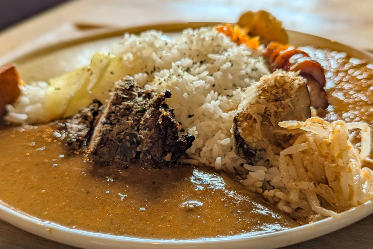 自家製燻製トッピングが決め手の極上スパイスカレー！「クンセイカレー部」（沖縄市）