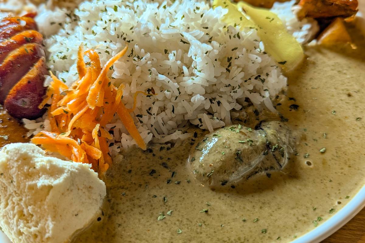 自家製燻製トッピングが決め手の極上スパイスカレー！「クンセイカレー部」（沖縄市）