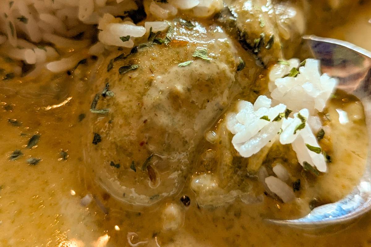 自家製燻製トッピングが決め手の極上スパイスカレー！「クンセイカレー部」（沖縄市）