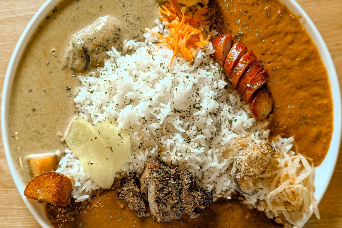 自家製燻製トッピングが決め手の極上スパイスカレー！「クンセイカレー部」（沖縄市）