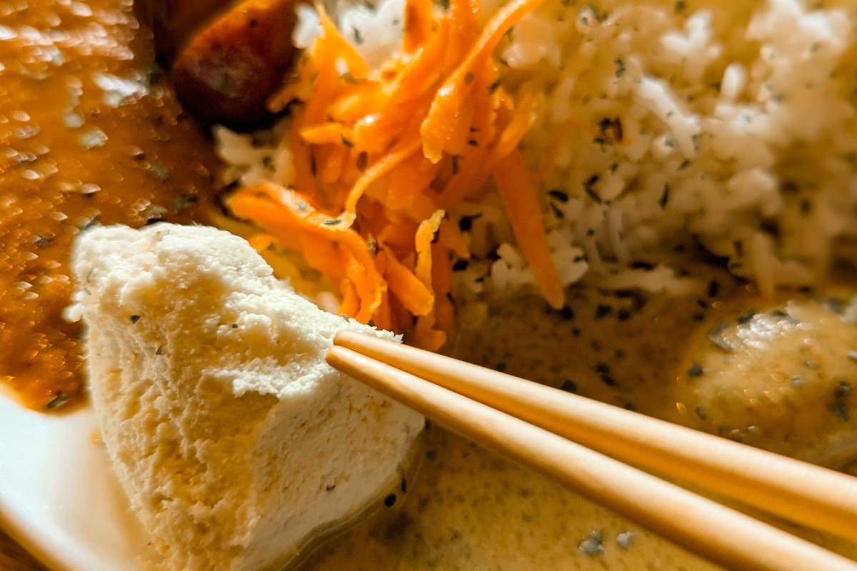自家製燻製トッピングが決め手の極上スパイスカレー！「クンセイカレー部」（沖縄市）