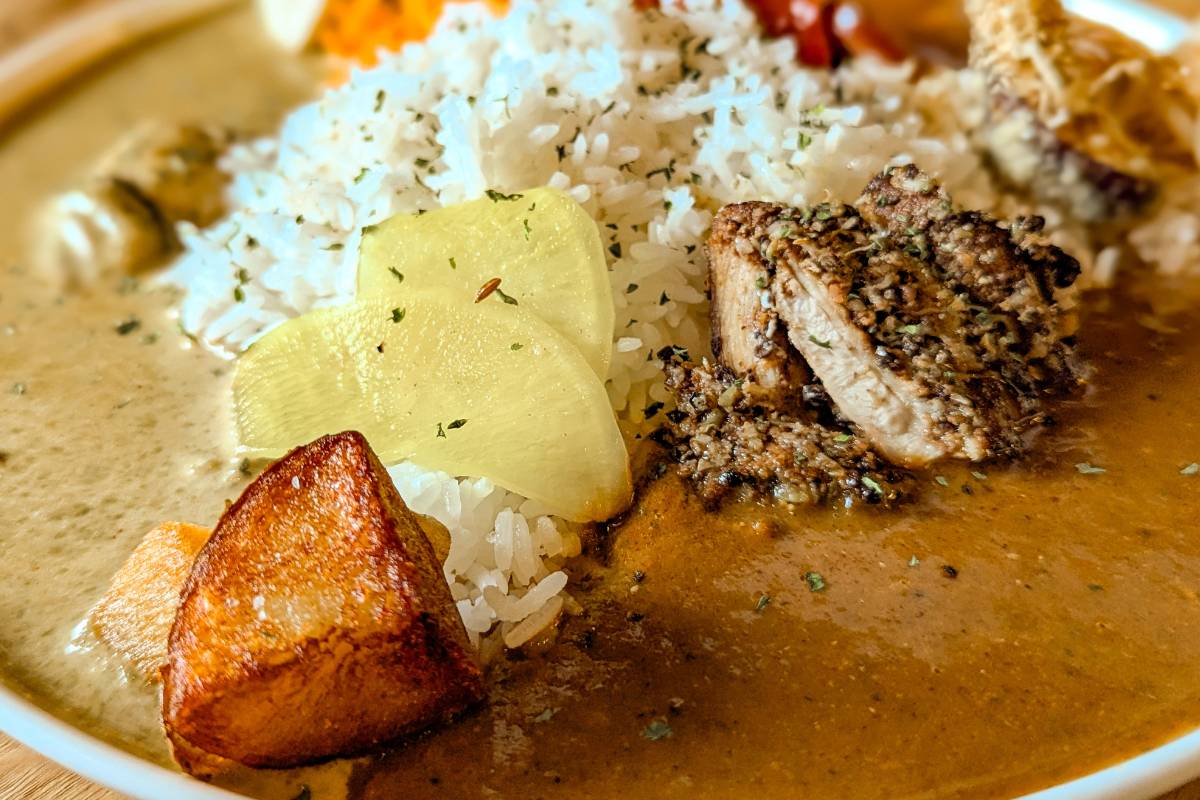 自家製燻製トッピングが決め手の極上スパイスカレー！「クンセイカレー部」（沖縄市）