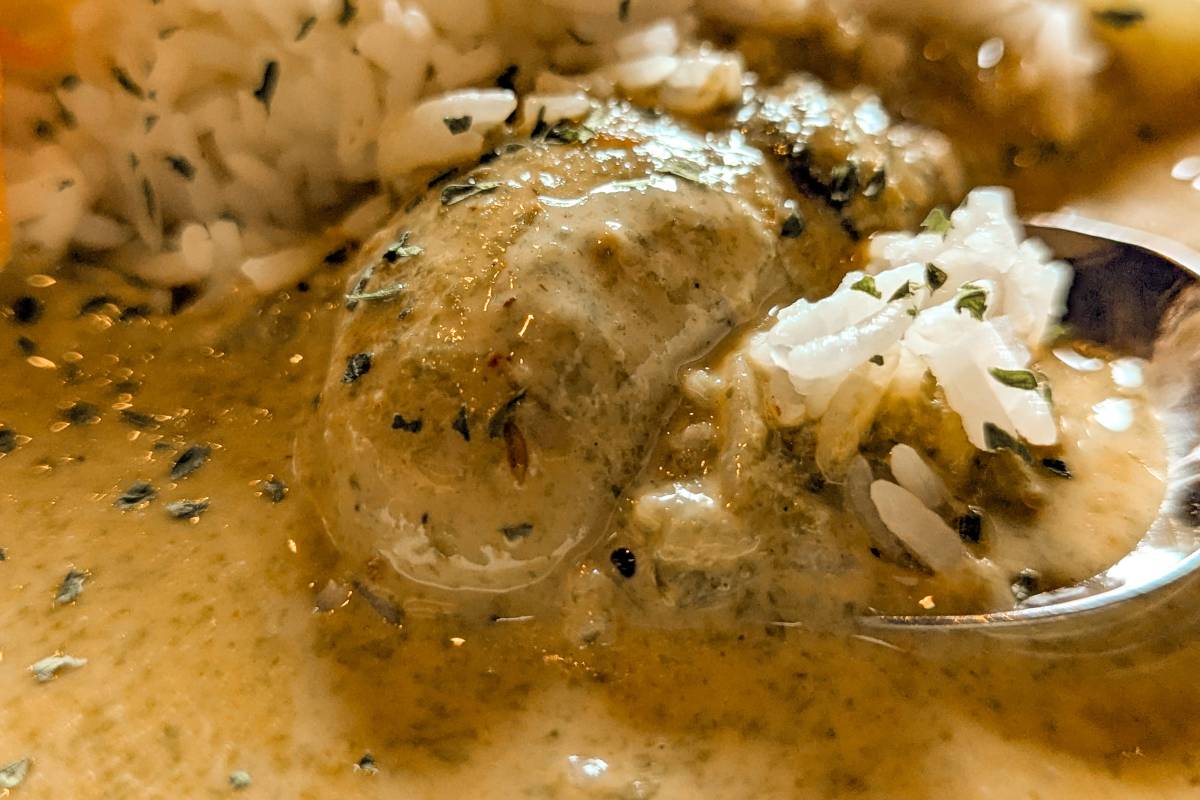 自家製燻製トッピングが決め手の極上スパイスカレー！「クンセイカレー部」（沖縄市）