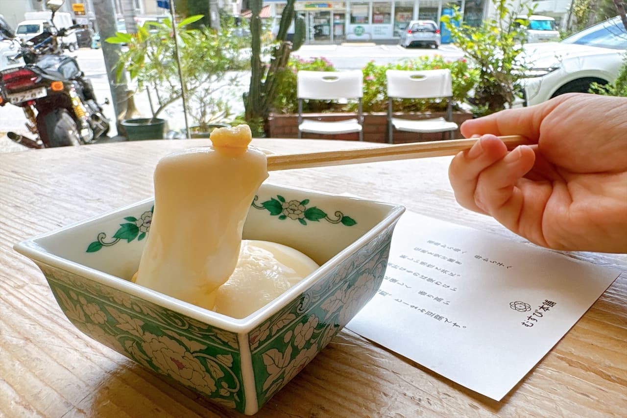 祖母から受け継いだ味で勝負！自家焙煎“生ジーマミーとうふ”と無添加タコスの「むすび本舗」（那覇市）