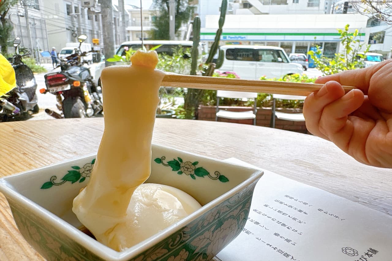祖母から受け継いだ味で勝負！自家焙煎“生ジーマミーとうふ”と無添加タコスの「むすび本舗」（那覇市）