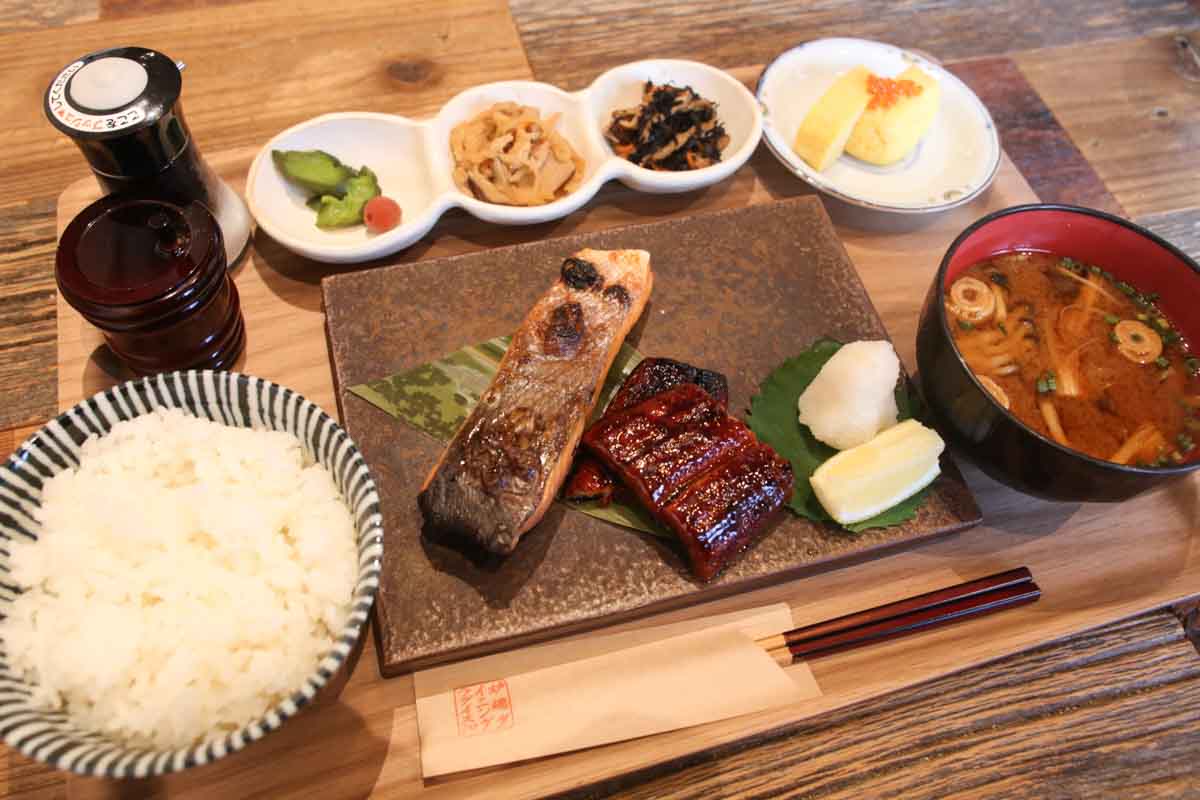 皮はパリッ、身はふっくら！「炉端ダイニング ウグイス」の炭火焼き定食＆ごはんが進む濃厚みそ炒めに大満足（那覇市）