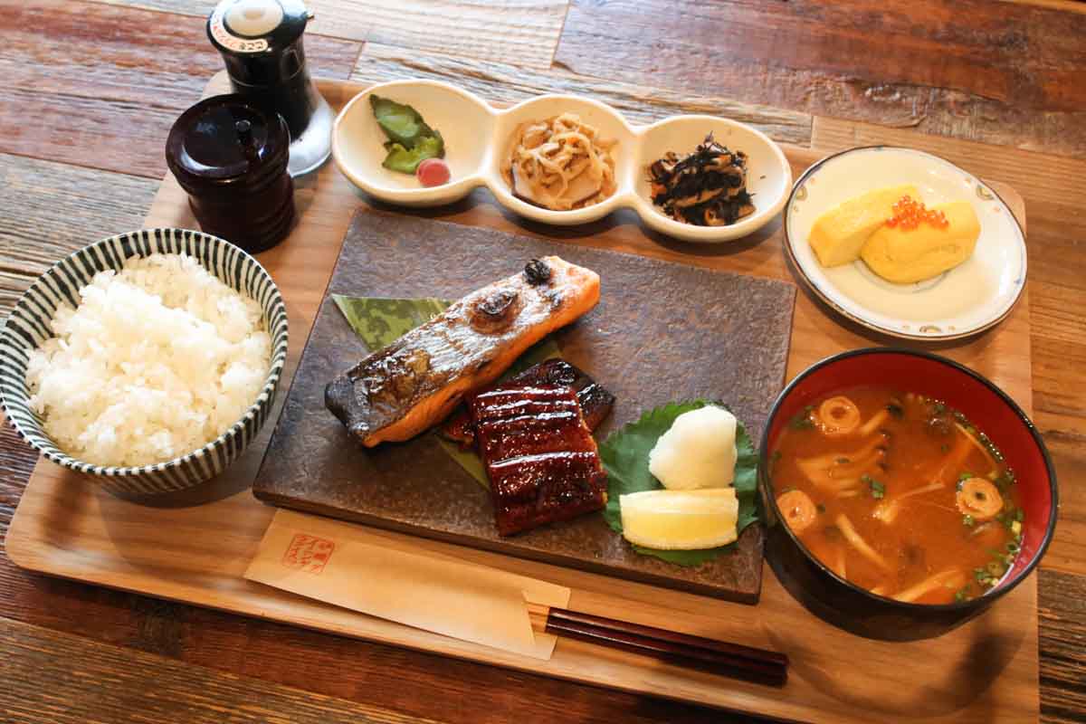 皮はパリッ、身はふっくら！「炉端ダイニング ウグイス」の炭火焼き定食＆ごはんが進む濃厚みそ炒めに大満足（那覇市）