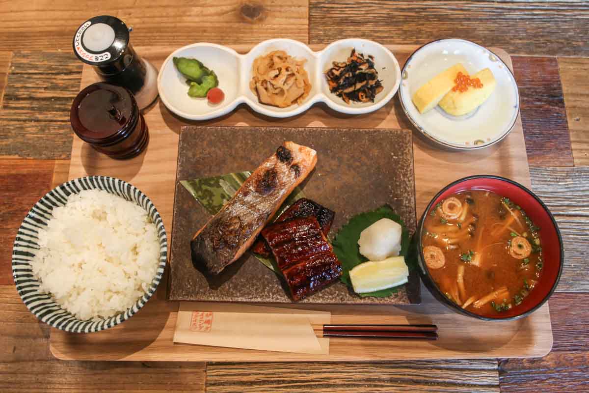 皮はパリッ、身はふっくら！「炉端ダイニング ウグイス」の炭火焼き定食＆ごはんが進む濃厚みそ炒めに大満足（那覇市）