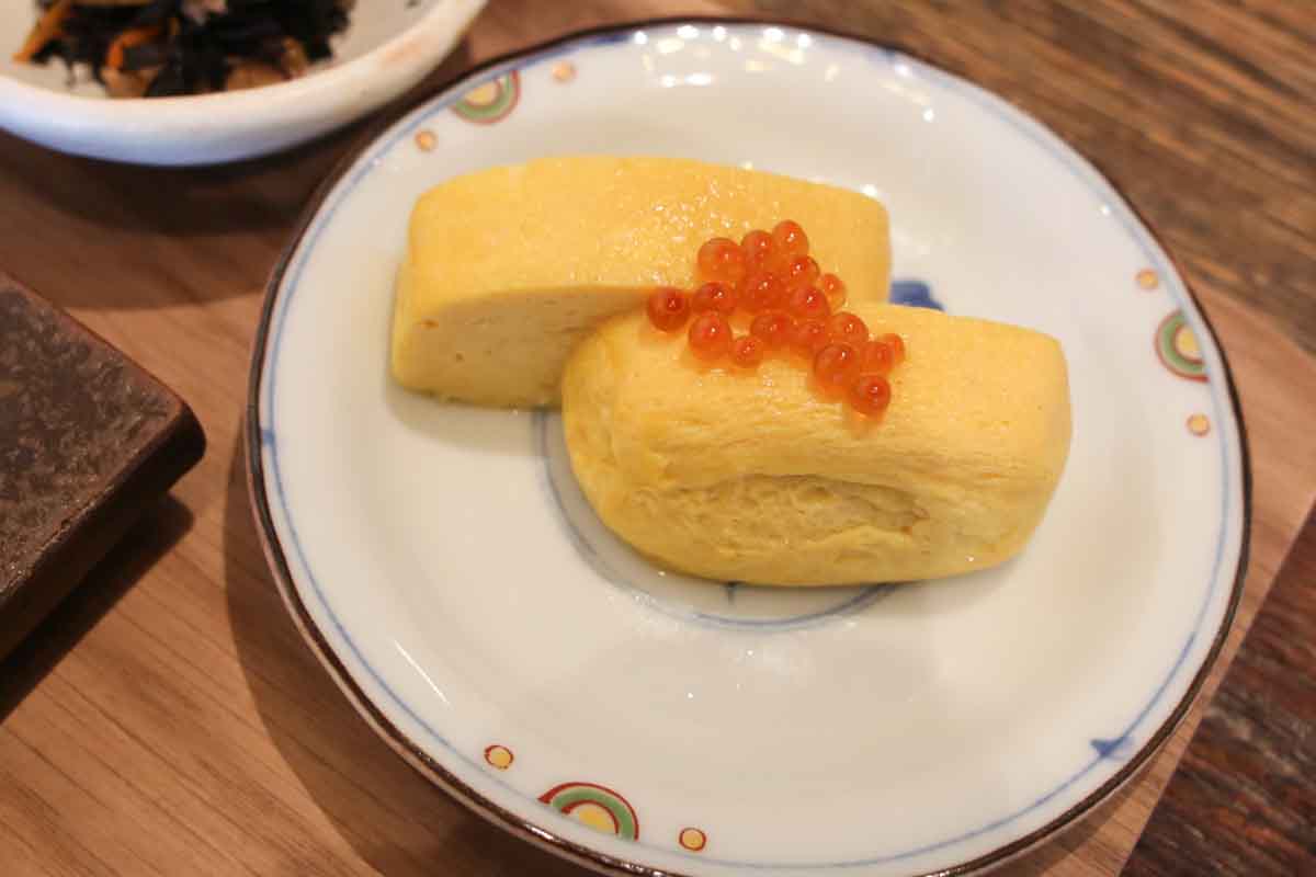 皮はパリッ、身はふっくら！「炉端ダイニング ウグイス」の炭火焼き定食＆ごはんが進む濃厚みそ炒めに大満足（那覇市）