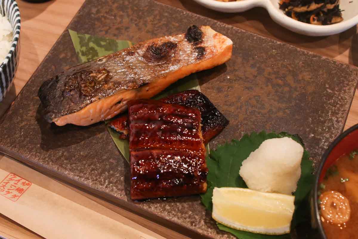 皮はパリッ、身はふっくら！「炉端ダイニング ウグイス」の炭火焼き定食＆ごはんが進む濃厚みそ炒めに大満足（那覇市）