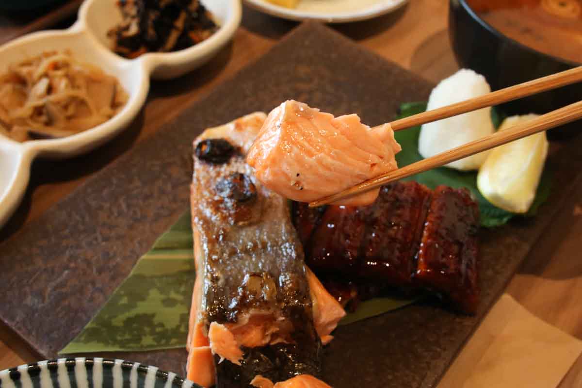 皮はパリッ、身はふっくら！「炉端ダイニング ウグイス」の炭火焼き定食＆ごはんが進む濃厚みそ炒めに大満足（那覇市）
