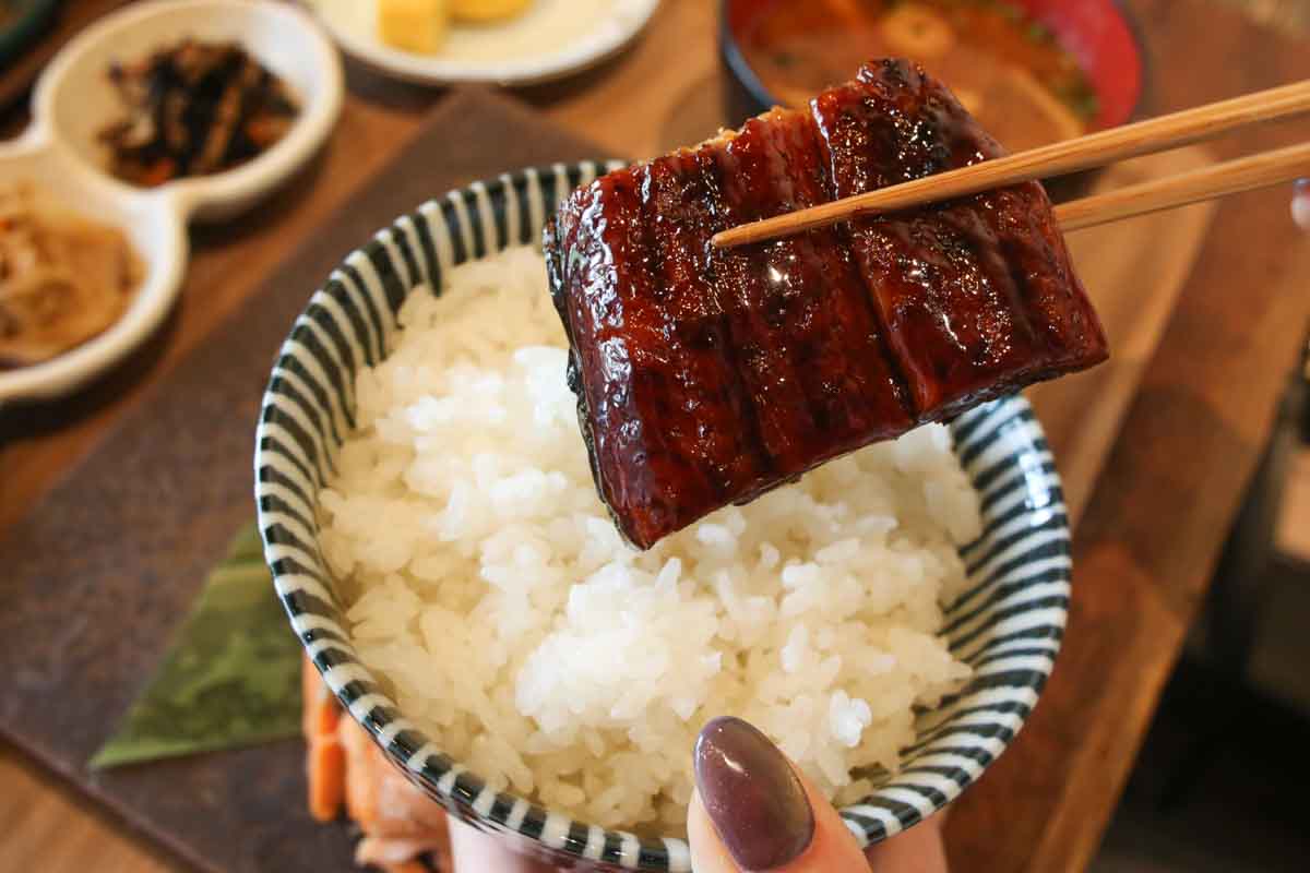 皮はパリッ、身はふっくら！「炉端ダイニング ウグイス」の炭火焼き定食＆ごはんが進む濃厚みそ炒めに大満足（那覇市）