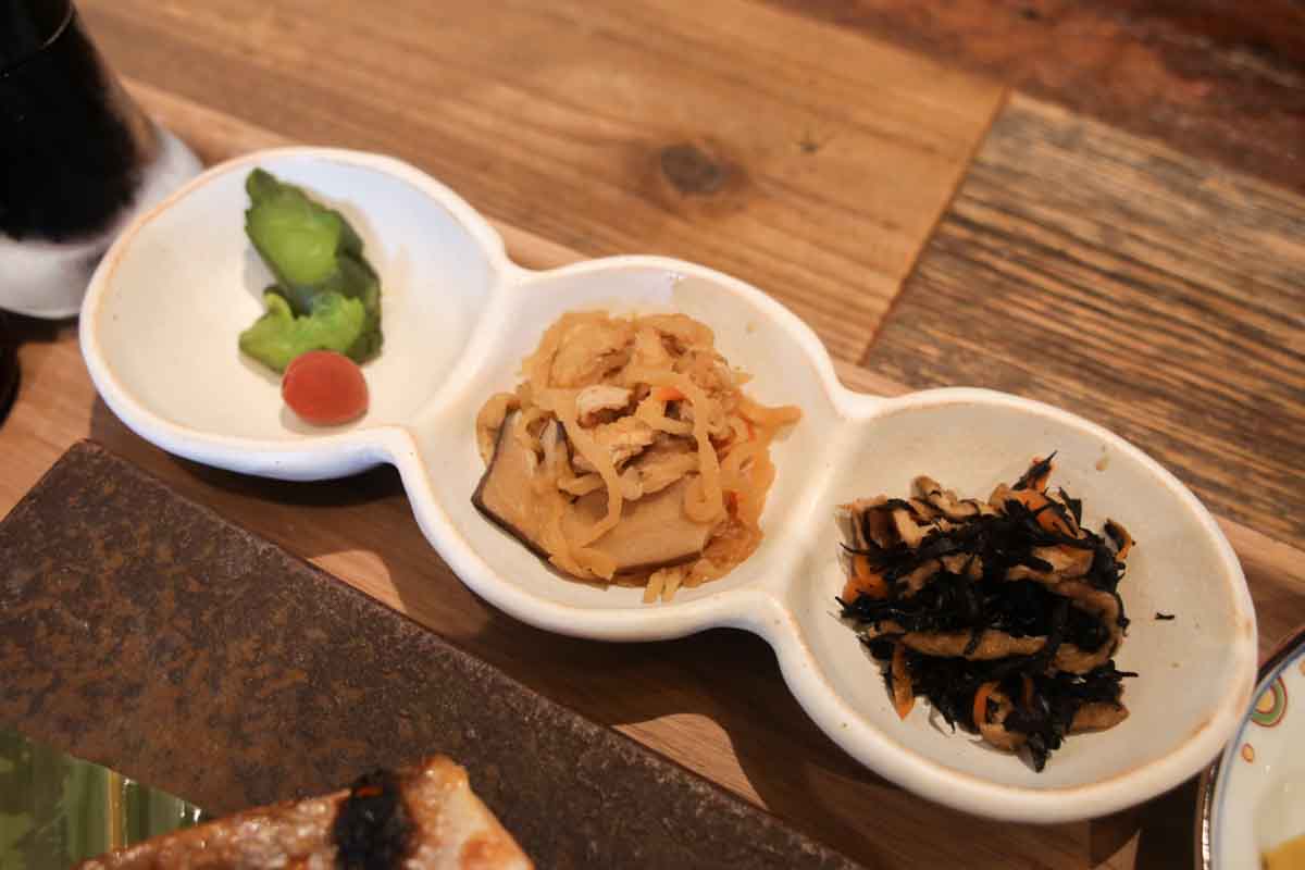 皮はパリッ、身はふっくら！「炉端ダイニング ウグイス」の炭火焼き定食＆ごはんが進む濃厚みそ炒めに大満足（那覇市）