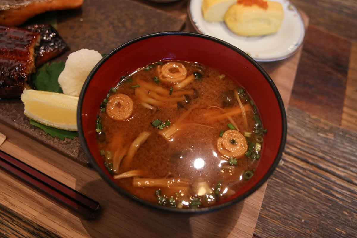 皮はパリッ、身はふっくら！「炉端ダイニング ウグイス」の炭火焼き定食＆ごはんが進む濃厚みそ炒めに大満足（那覇市）