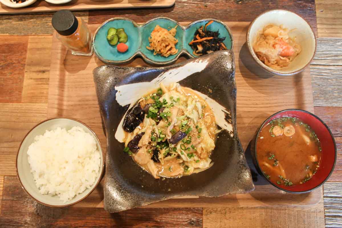 皮はパリッ、身はふっくら！「炉端ダイニング ウグイス」の炭火焼き定食＆ごはんが進む濃厚みそ炒めに大満足（那覇市）