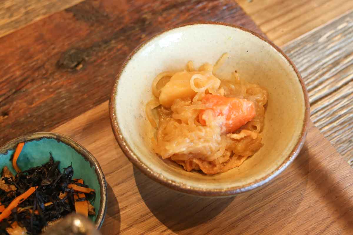 皮はパリッ、身はふっくら！「炉端ダイニング ウグイス」の炭火焼き定食＆ごはんが進む濃厚みそ炒めに大満足（那覇市）