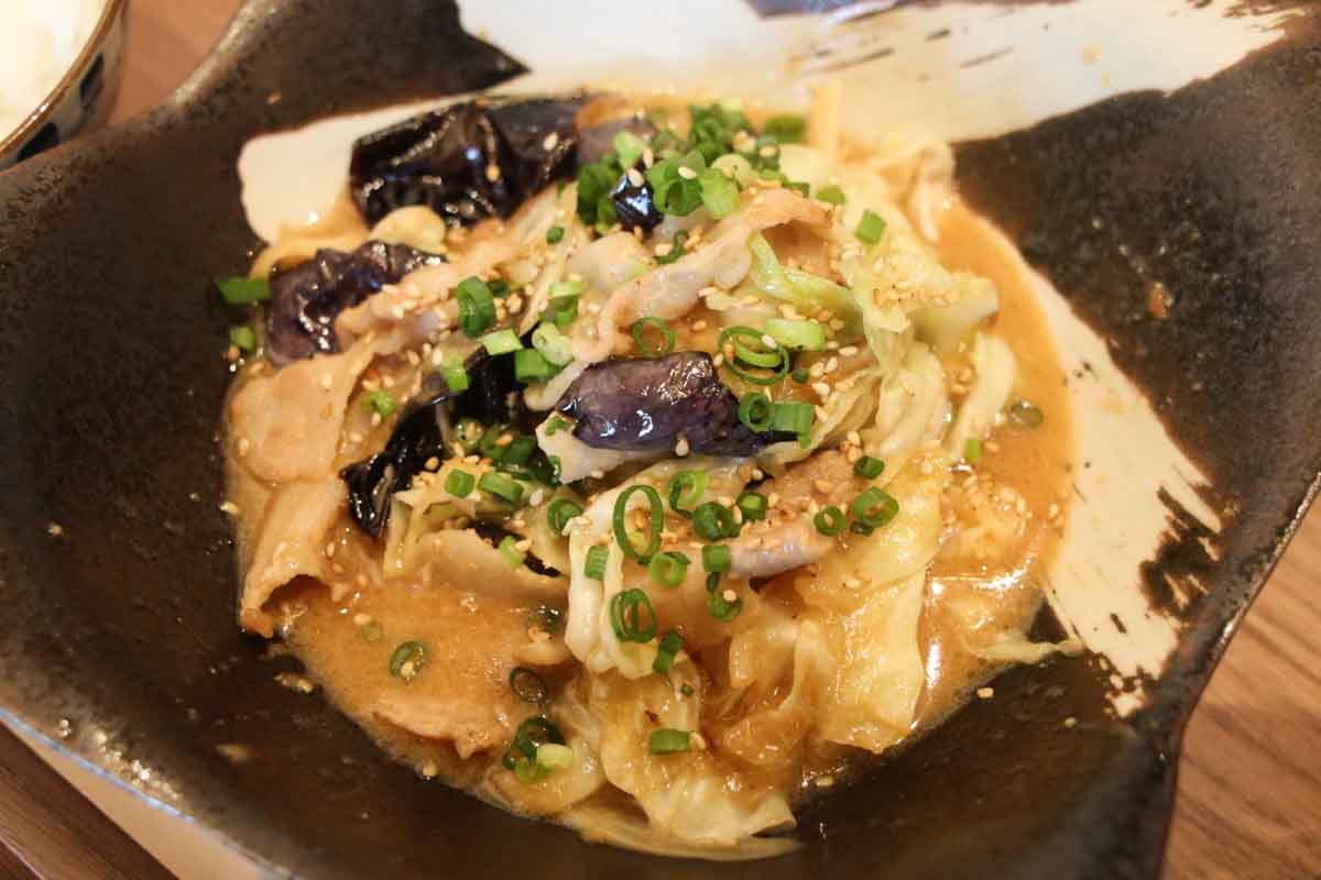 皮はパリッ、身はふっくら！「炉端ダイニング ウグイス」の炭火焼き定食＆ごはんが進む濃厚みそ炒めに大満足（那覇市）