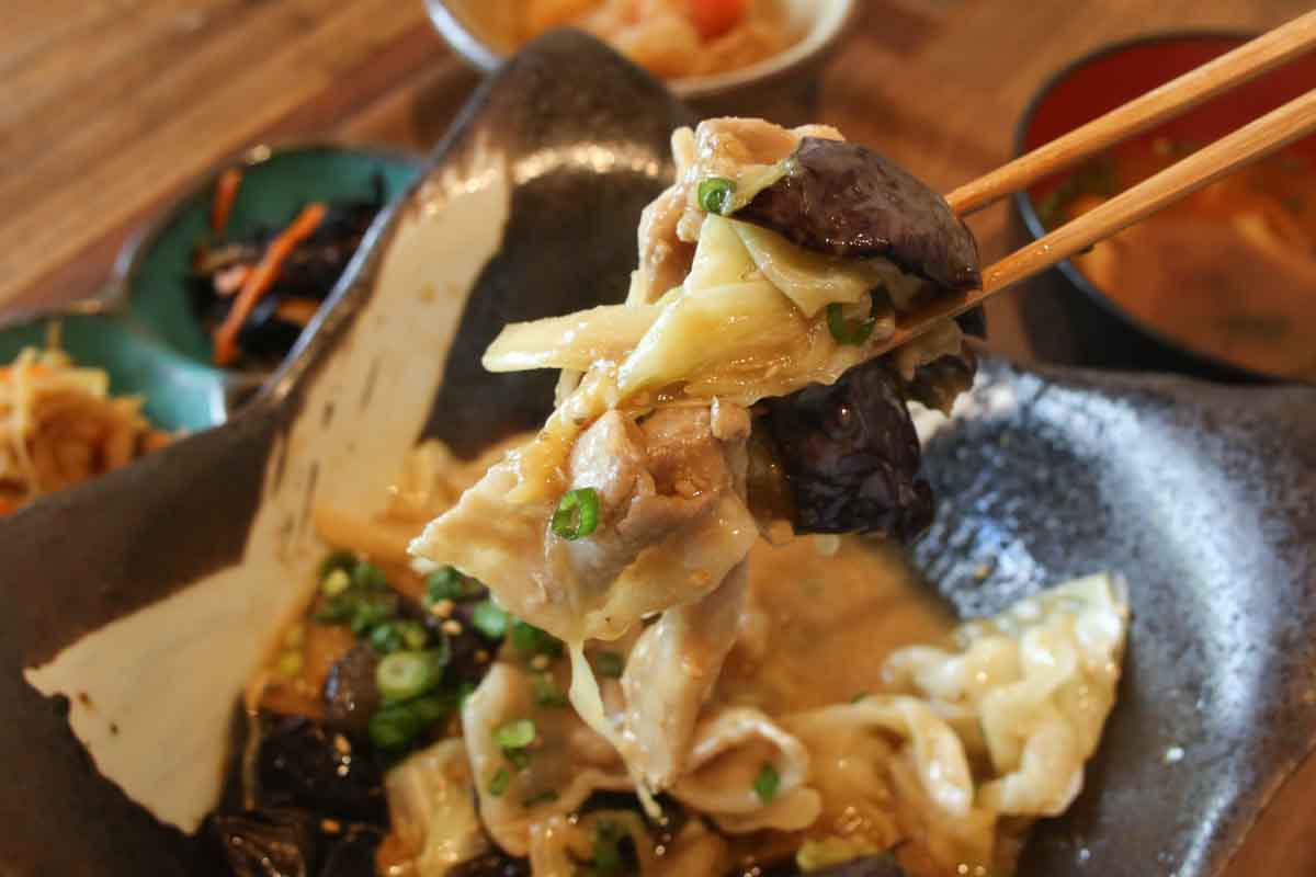 皮はパリッ、身はふっくら！「炉端ダイニング ウグイス」の炭火焼き定食＆ごはんが進む濃厚みそ炒めに大満足（那覇市）
