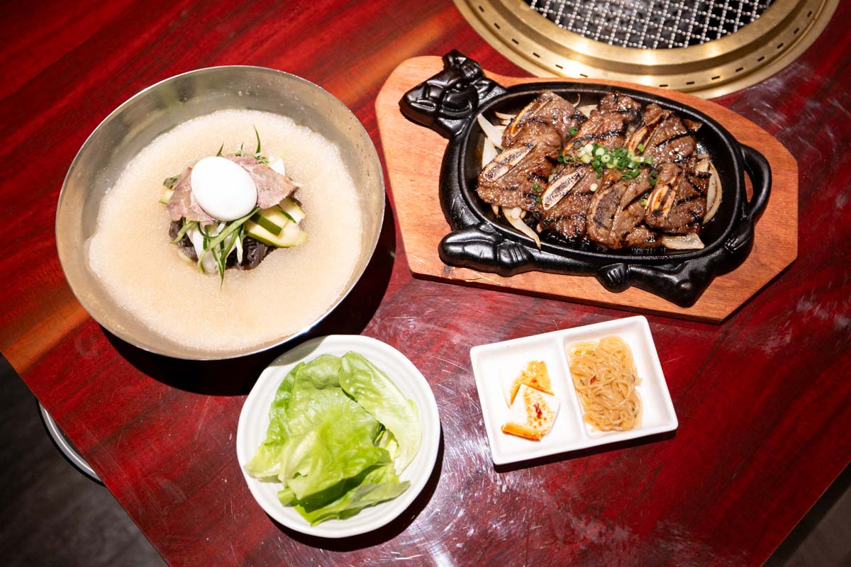 シャリシャリスープ＆つるモチ葛麺に歓喜！「ユッチャン冷麺 沖縄店」で味わう本場韓国の絶品冷麺と贅沢お肉（那覇市）