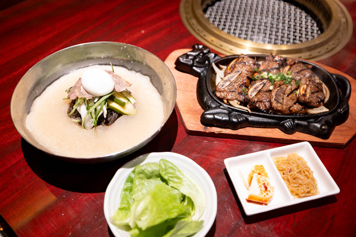 シャリシャリスープ＆つるモチ葛麺に歓喜！「ユッチャン冷麺 沖縄店」で味わう本場韓国の絶品冷麺と贅沢お肉（那覇市）