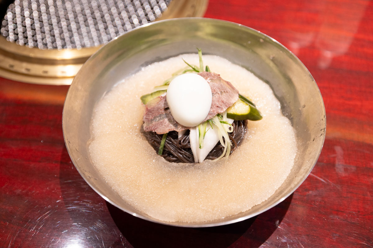 シャリシャリスープ＆つるモチ葛麺に歓喜！「ユッチャン冷麺 沖縄店」で味わう本場韓国の絶品冷麺と贅沢お肉（那覇市）