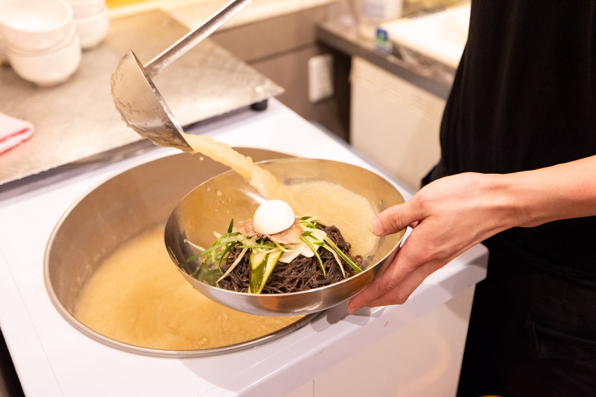 シャリシャリスープ＆つるモチ葛麺に歓喜！「ユッチャン冷麺 沖縄店」で味わう本場韓国の絶品冷麺と贅沢お肉（那覇市）