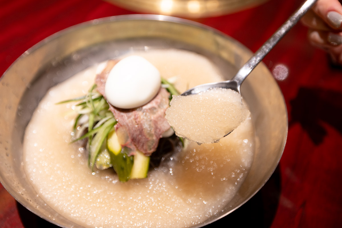 シャリシャリスープ＆つるモチ葛麺に歓喜！「ユッチャン冷麺 沖縄店」で味わう本場韓国の絶品冷麺と贅沢お肉（那覇市）