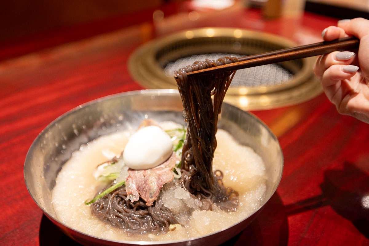 シャリシャリスープ＆つるモチ葛麺に歓喜！「ユッチャン冷麺 沖縄店」で味わう本場韓国の絶品冷麺と贅沢お肉（那覇市）