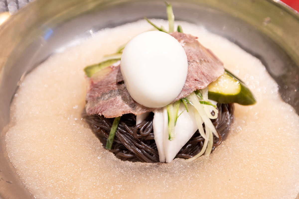 シャリシャリスープ＆つるモチ葛麺に歓喜！「ユッチャン冷麺 沖縄店」で味わう本場韓国の絶品冷麺と贅沢お肉（那覇市）