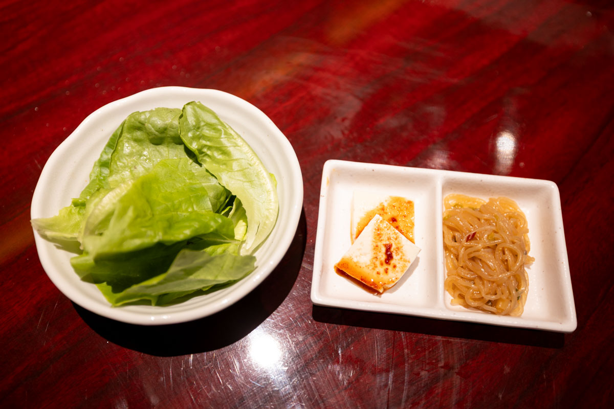シャリシャリスープ＆つるモチ葛麺に歓喜！「ユッチャン冷麺 沖縄店」で味わう本場韓国の絶品冷麺と贅沢お肉（那覇市）