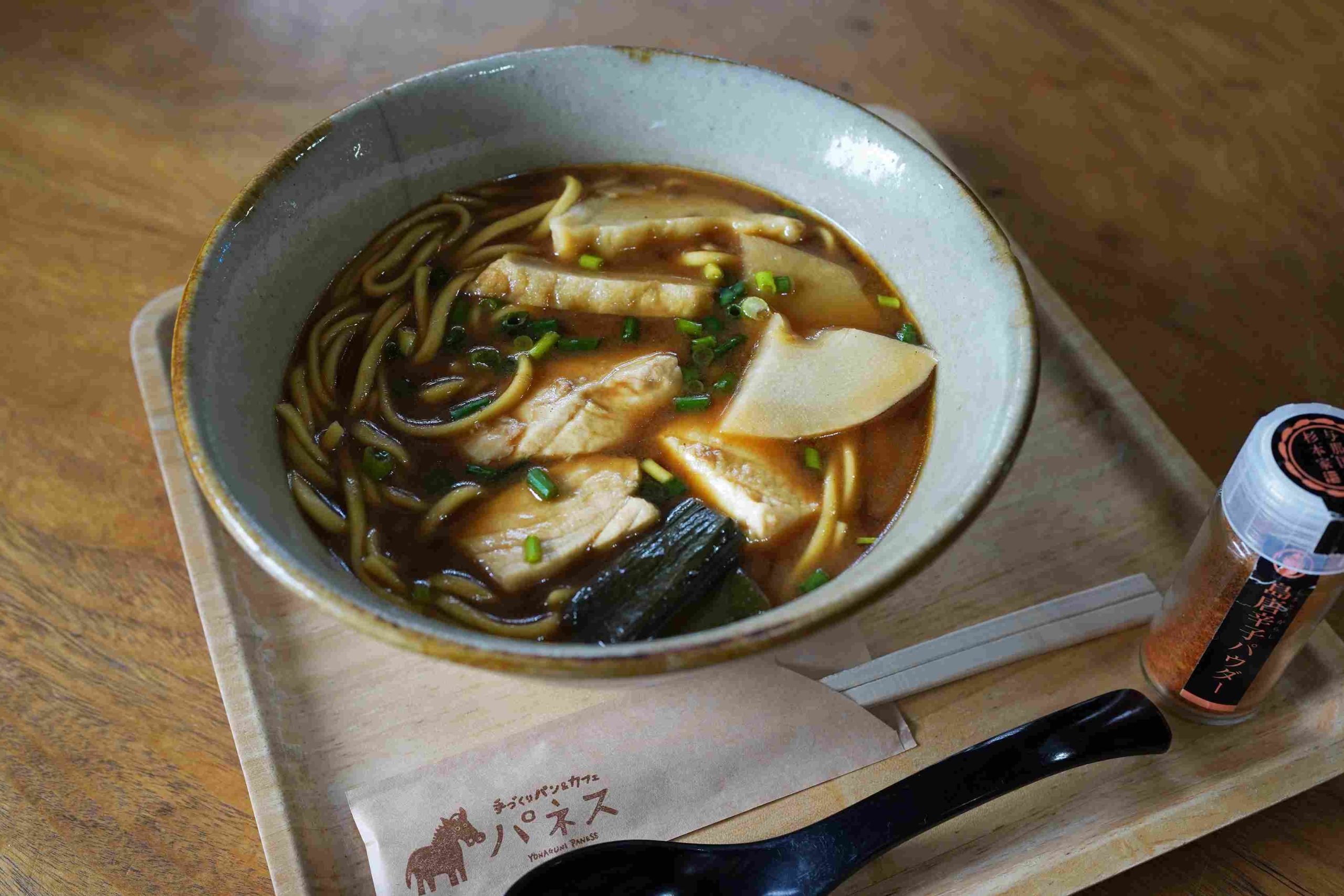 かわいさにキュン！与那国島の「手づくりパン&カフェ パネス」で味わう「よなぐに馬サンド」＆島食材の絶品そば