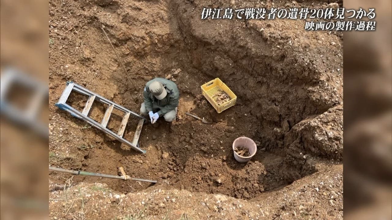 沖縄戦から80年となる2025年。伊江島で戦争の記憶が掘り起こされた。 2024年4月、伊江島の平和祈願祭が行われた。慰霊碑「芳魂之塔」の前で静かに焼香をささげる一人の男性の姿があった。