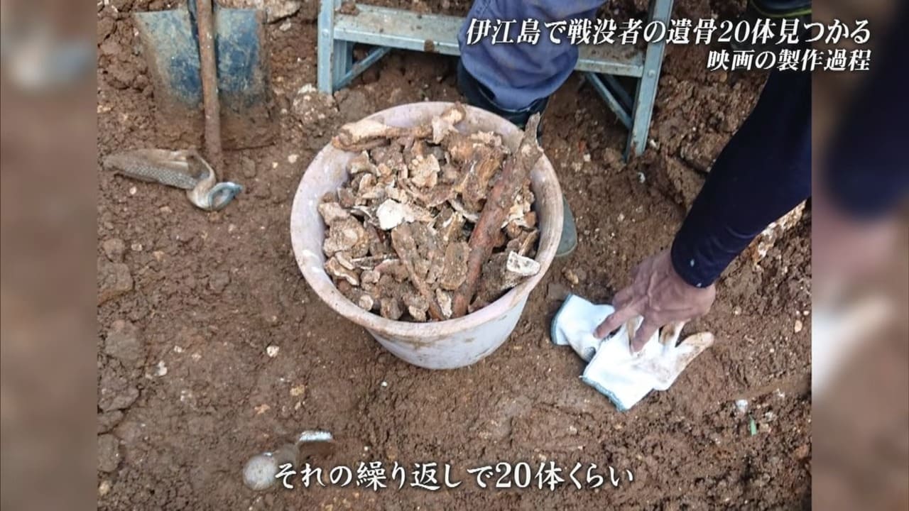 沖縄戦から80年となる2025年。伊江島で戦争の記憶が掘り起こされた。 2024年4月、伊江島の平和祈願祭が行われた。慰霊碑「芳魂之塔」の前で静かに焼香をささげる一人の男性の姿があった。