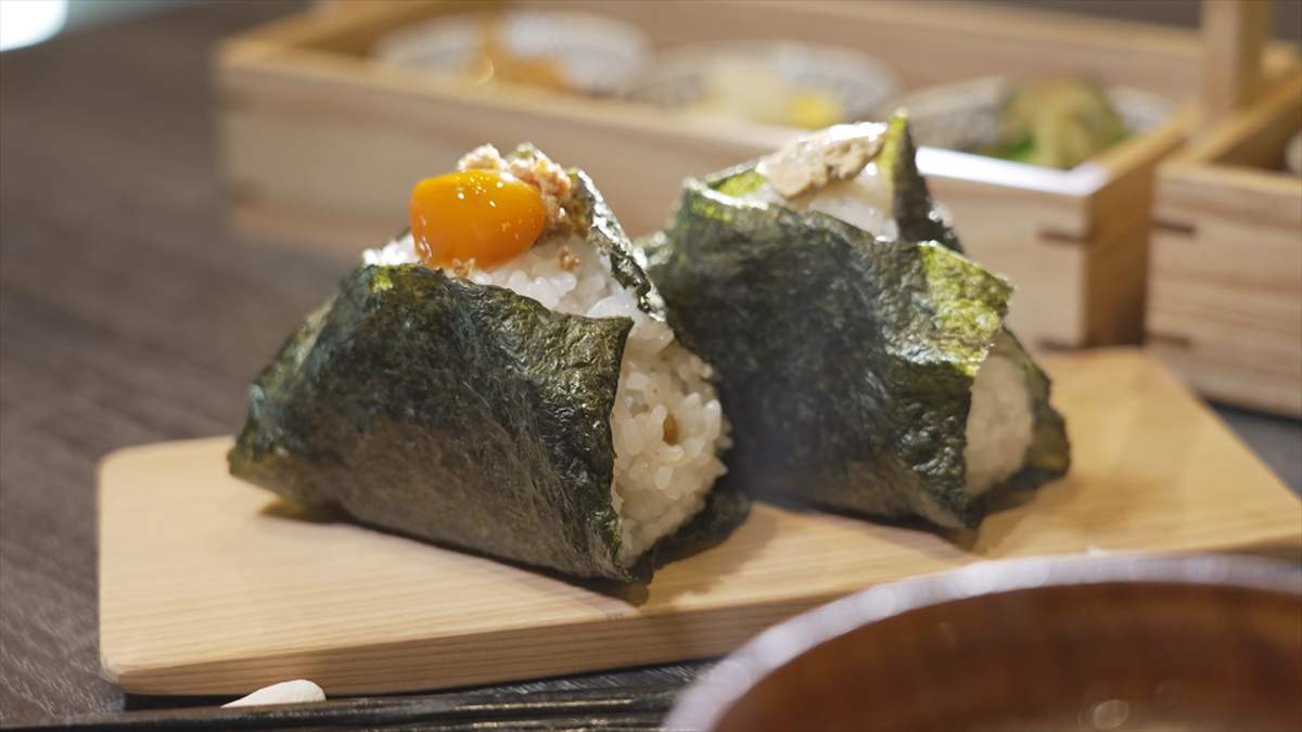 30種から選べる!極上おにぎりと小鉢満載のごほうび定食「おにぎりや 米と汁と、」(那覇市)